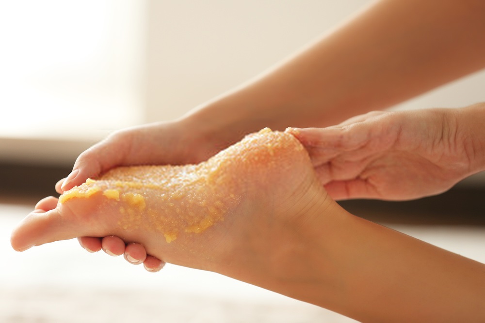 How-to-do-a-foot-spa-at-home-Step-4-Application-of-the-rejuvenating-pack