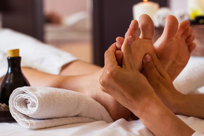 Beauty-Benefits-Of-Coconut-Oil-Beneficial-foot-massages-with-coconut-oil